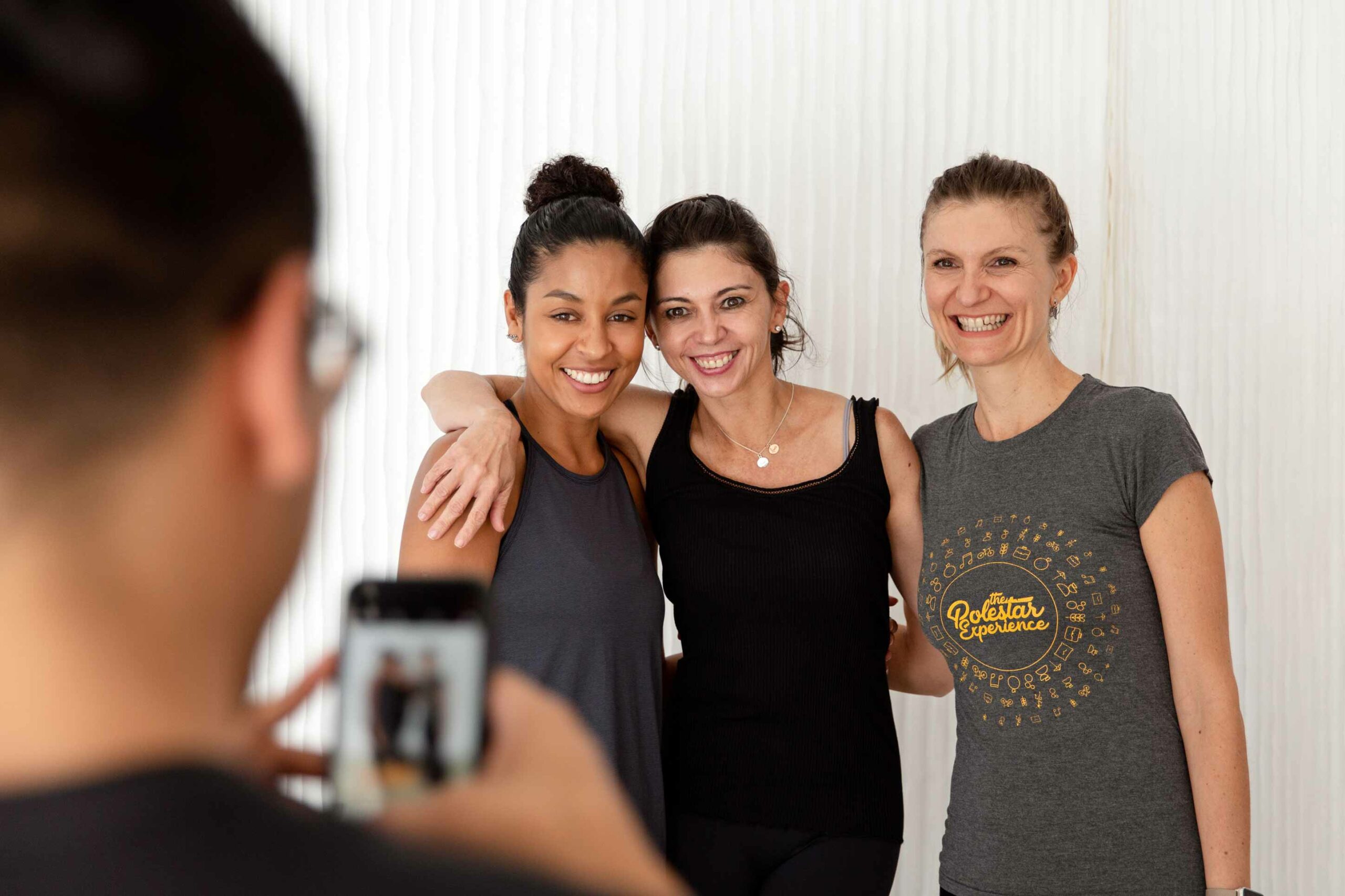 Gruppe von drei Frauen wird fotografiert